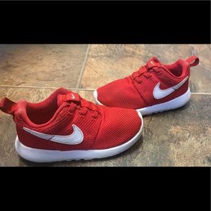 Boys Nikes roshe run